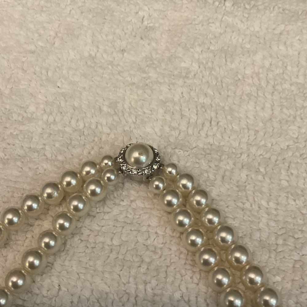 Elegant Cream Pearl Necklace - Picture 2 of 9